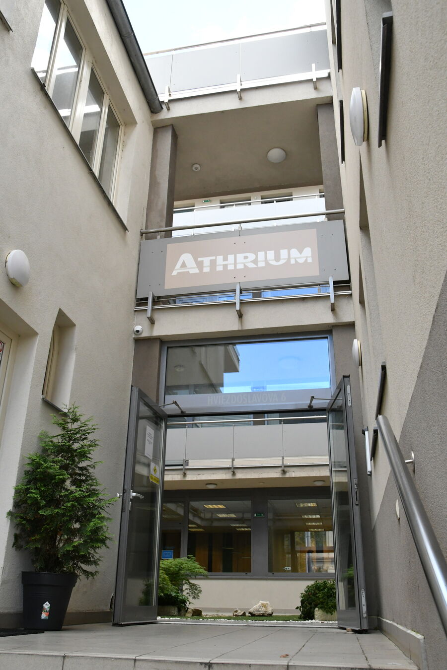 Vstup do budovy s logom Athrium